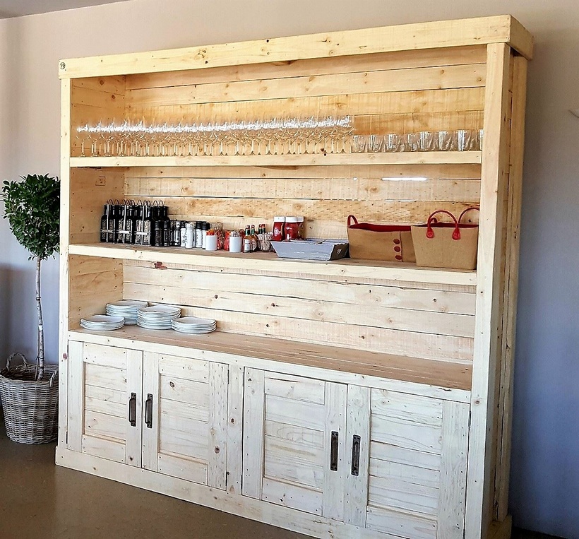 pallet wardrobe idea