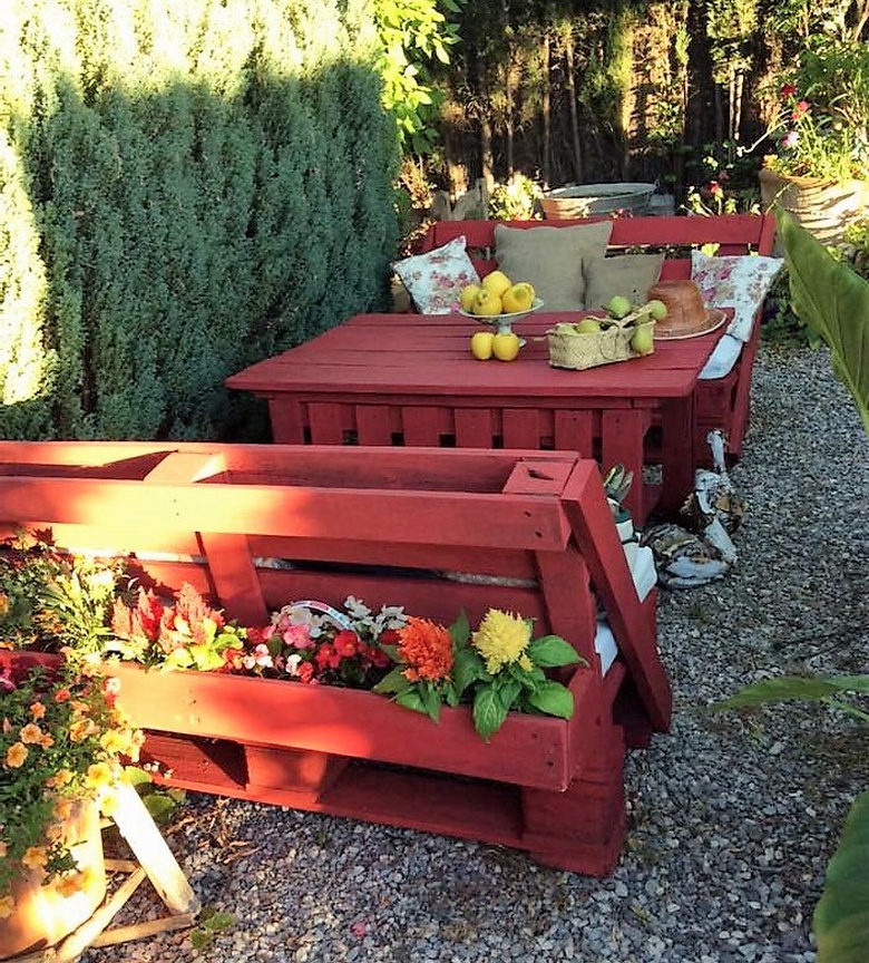 pallets garden furniture