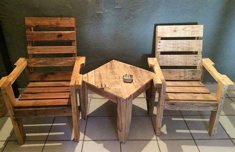 pallets made chairs idea
