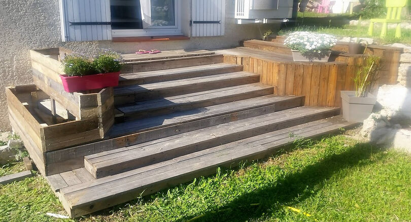 pallets made stairs with planters