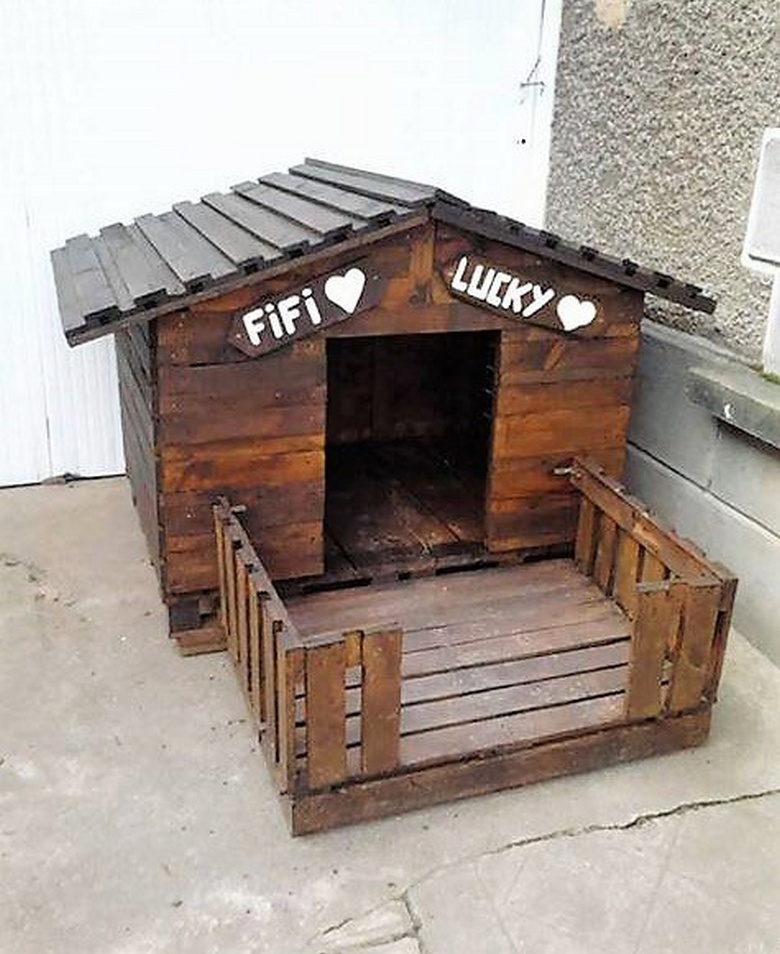 pallets wooden dog house