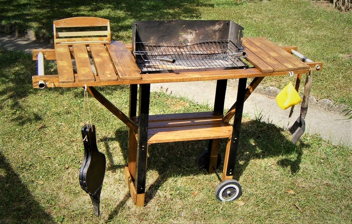 reclaimed wood pallet bbq table