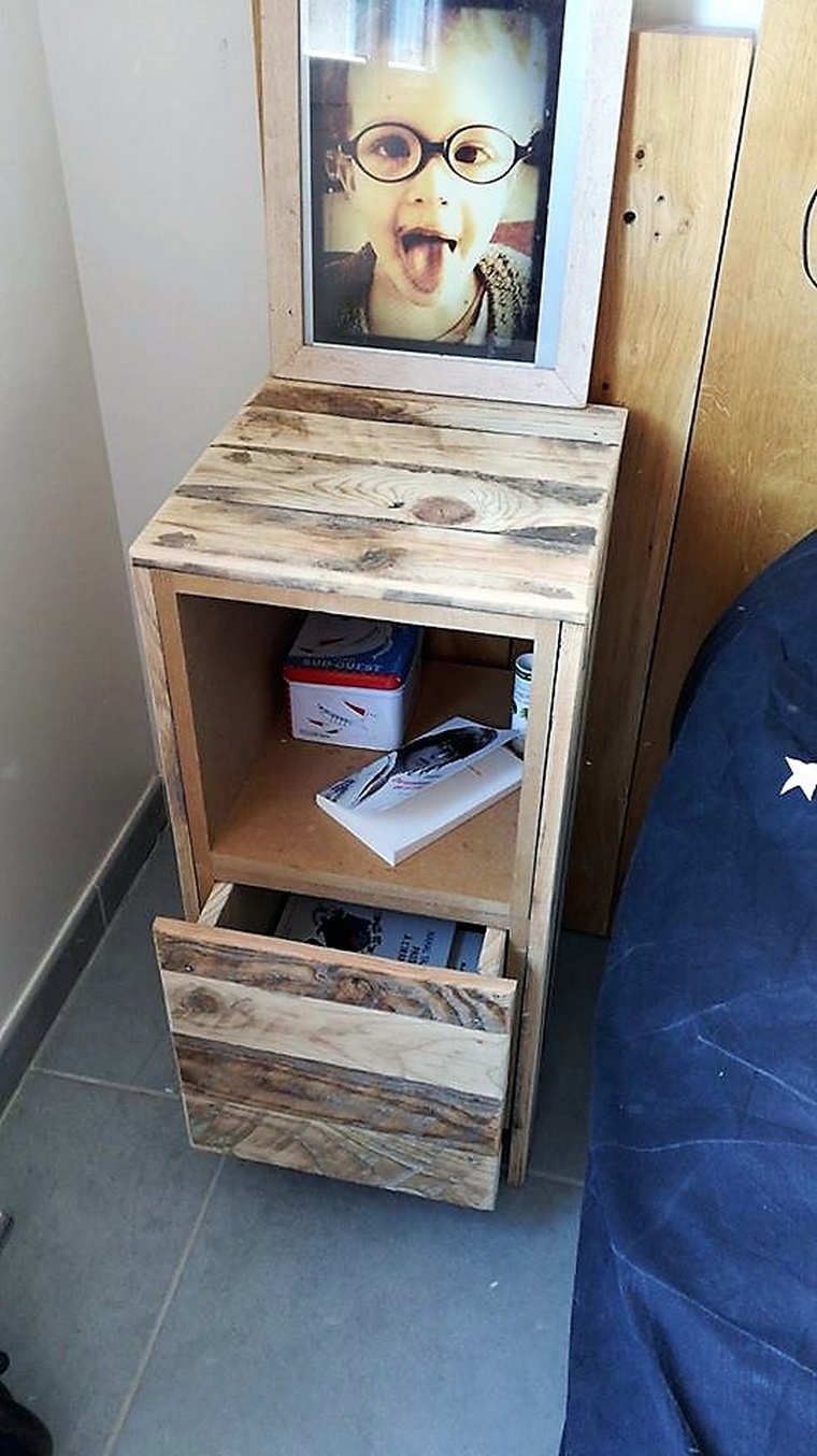 wood pallet bed side table