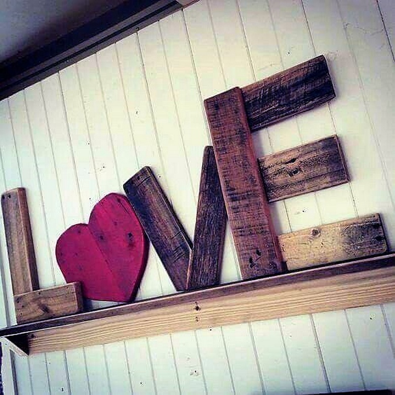 wood pallet love art