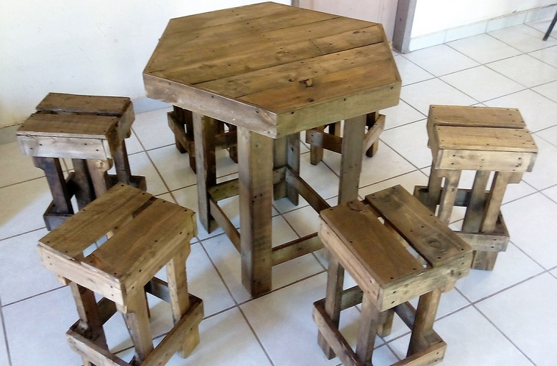 wood pallet table with stools