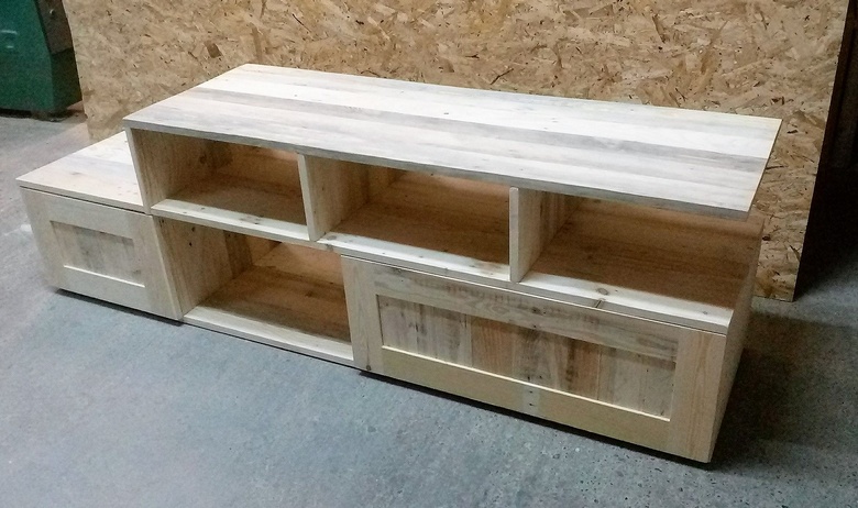 wood pallets media console