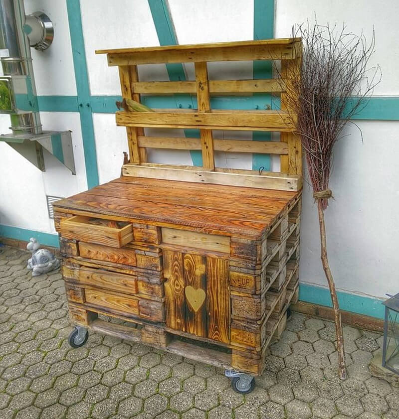 recycled pallets potting table